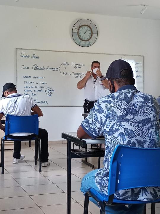 Foto 13 de 20 — Associação consegue parceria e leva curso profissionalizante para moradores do bairro